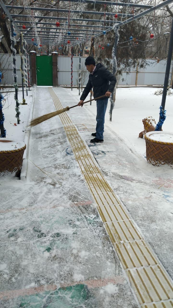 Балабақша ауласын қардан тазалау жұмыстары